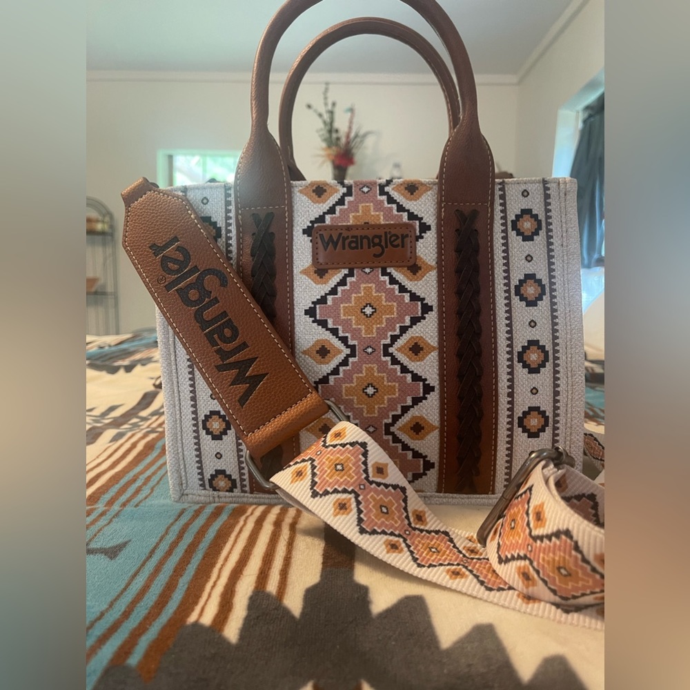 Wrangler Viral crossbody tote